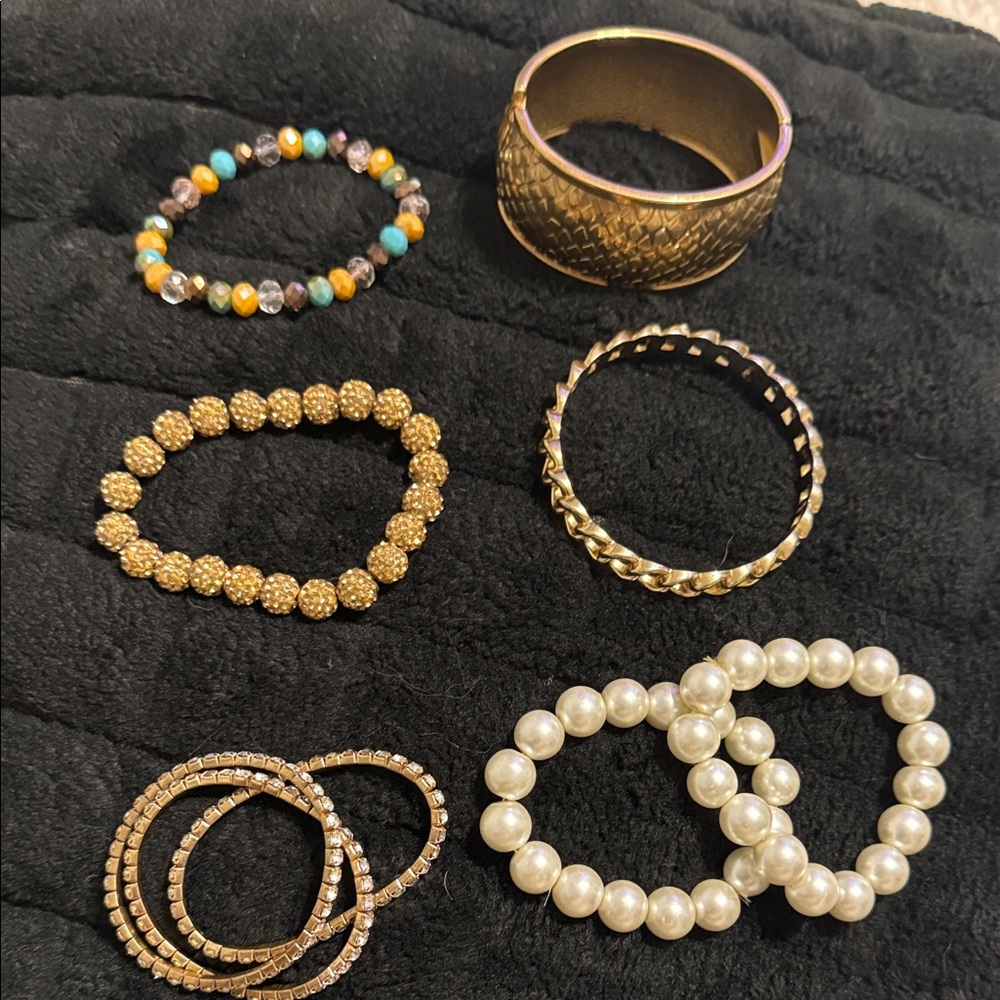 Chic Gold and Pearl Bracelet Collection